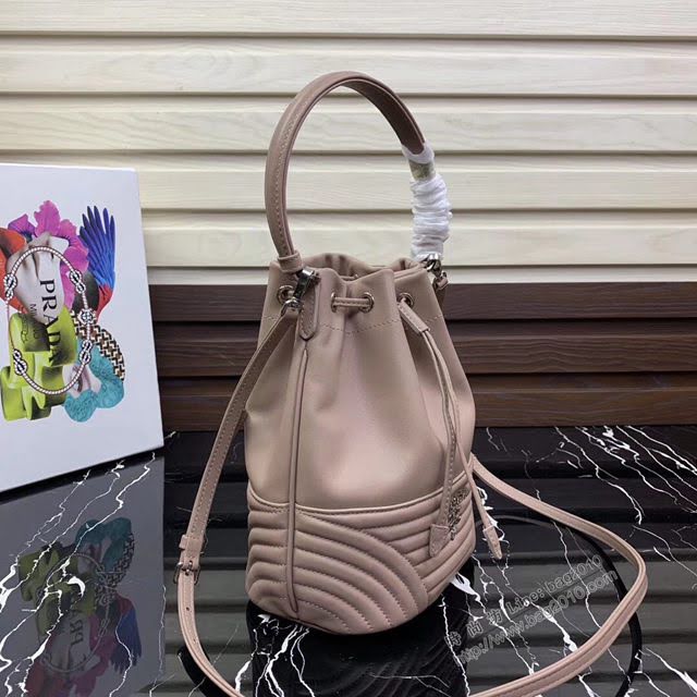 prada女包 普拉達2020最新款繡線水桶包 時尚百搭 prada手腕包 1BH038 Prada單肩手提包  pyd2401